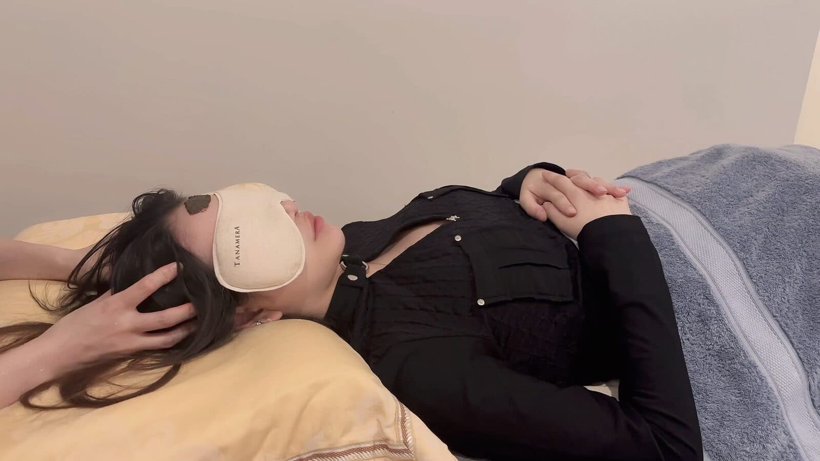 产后妈妈在家中接受上门照护,头颈放松与休息